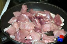 обжариваем мясо свинины