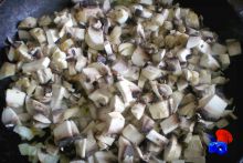 Нарезанные грибы добавляем к луку в сковороду