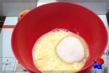 добавляем сахар в яйца