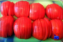 Нарезаем помидоры полукольцами