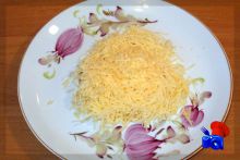 100 грамм  сыра натираем на мелкой терке